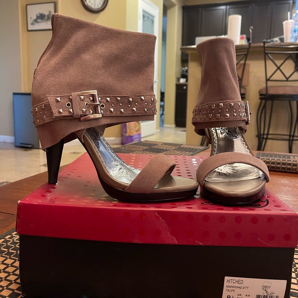 NIB Naughty Monkey heels